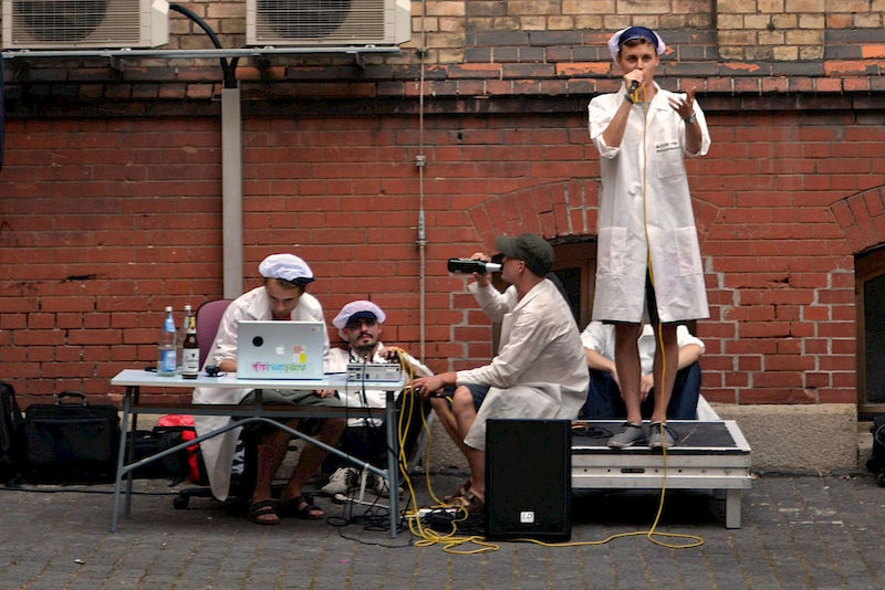 Theater am Friedemann-Bach-Platz: Im Gebäude der Physik spielte das Studententheater der Uni Halle die Premiere des Stücks "Die Schuldigen".