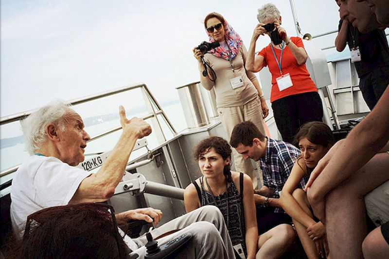 Der Nobelpreisträger Harold Kroto im Gespräch mit jungen Wissenschaftlern.