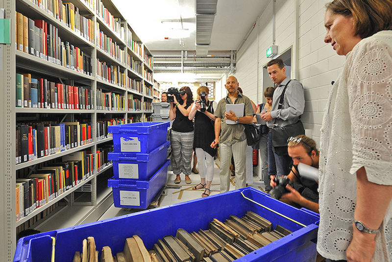 Wertvolle Sammlungen werden in das Kompaktmagazin der Steintor-Bibliothek gebracht