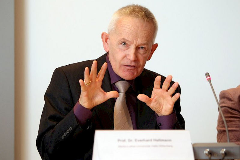 Prof. em. Dr. Everhard Holtmann