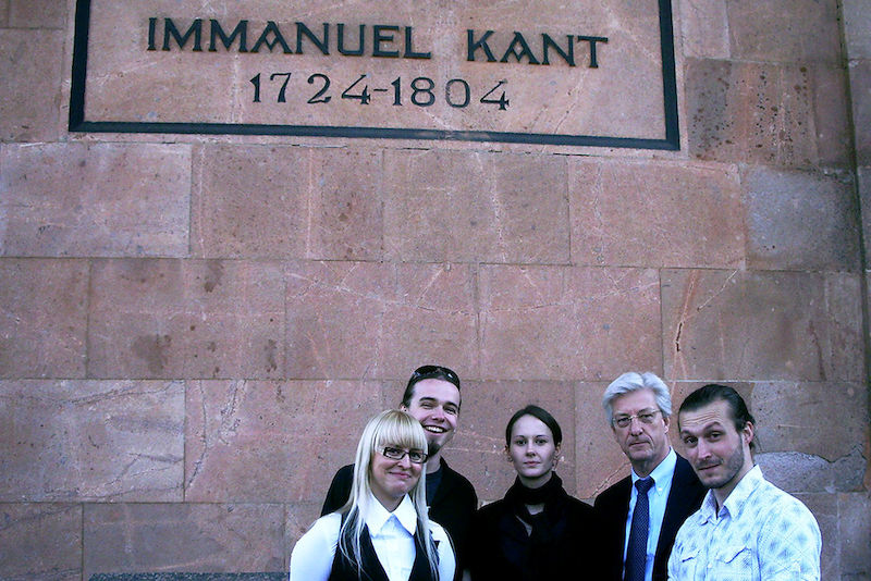 An Kants Grab in Kaliningrad: Jürgen Stolzenberg und vier der Studenten, die am Kant-Lexikon mitgearbeitet haben.