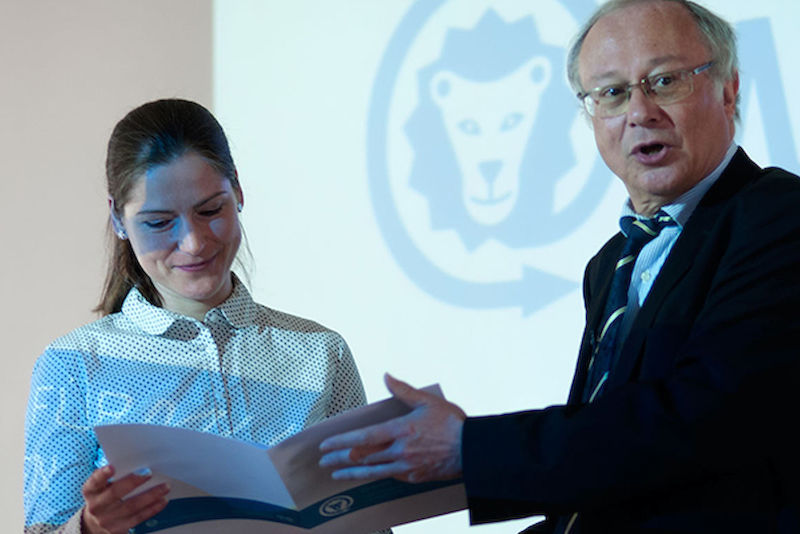 Rektor Udo Sträter überreicht Kerstin Völkl die Auszeichnung