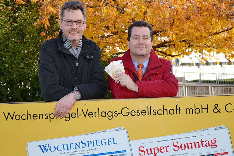 Ingo Krause und Markus Leber holen den Gewinn beim Wochenspiegel ab.