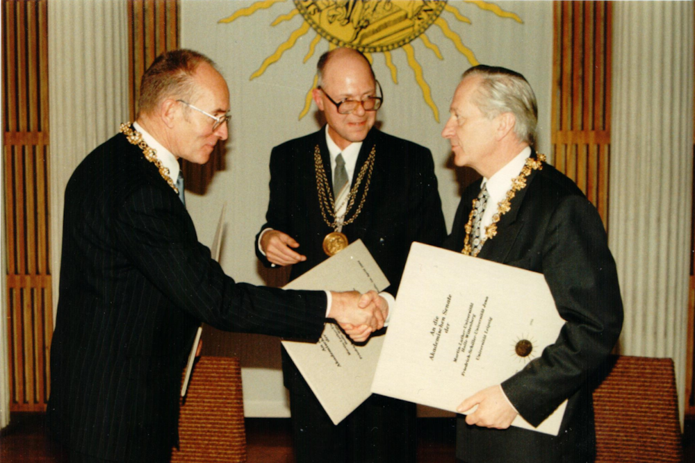 Von links: Die Rektoren Cornelius Weiss (Leipzig), Gunnar Berg (Halle) und Georg Machnik (Jena) bei der gemeinsamen Senatssitzung der drei Universitäten 1994, als die Universitätspartnerschaft beschlossen wurde.