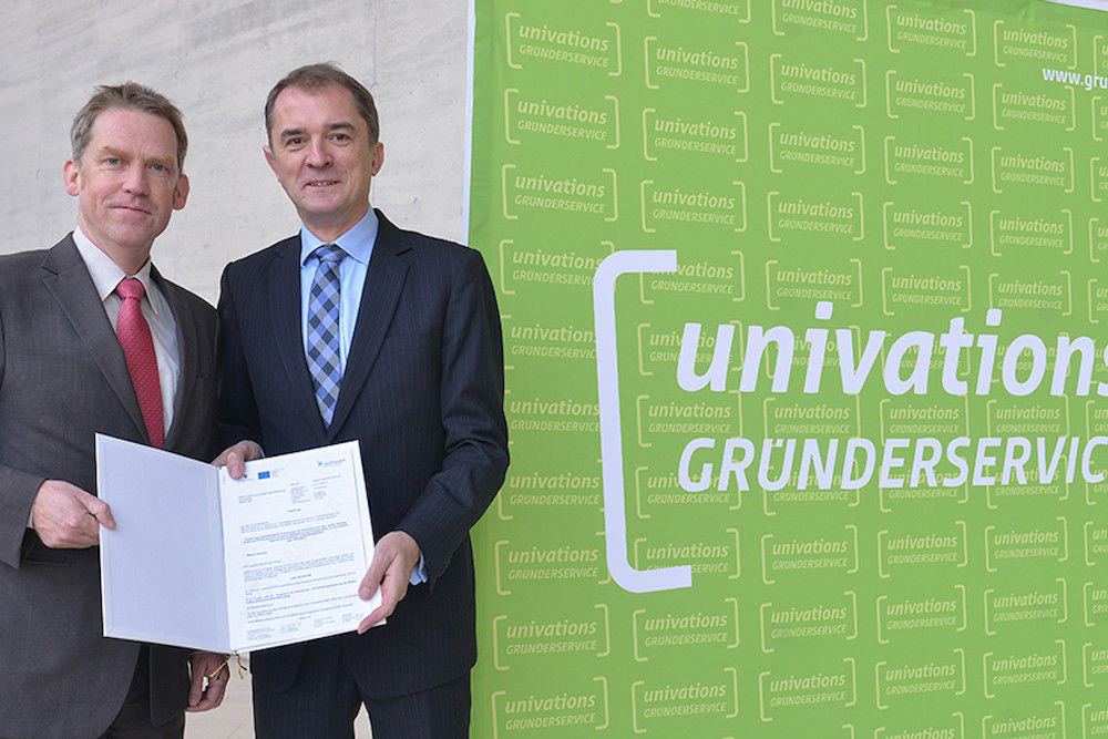 Offizielle Übergabe im Audimax: Prorektor Michael Bron und Staatssekretär Marco Tullner (von links).