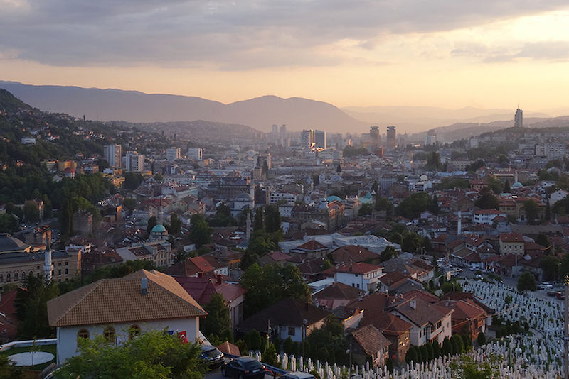 Ein Foto der studentischen Ausstellung zeigt den Blick auf Sarajevo, die Hauptstadt Bosnien-Herzegowinas.