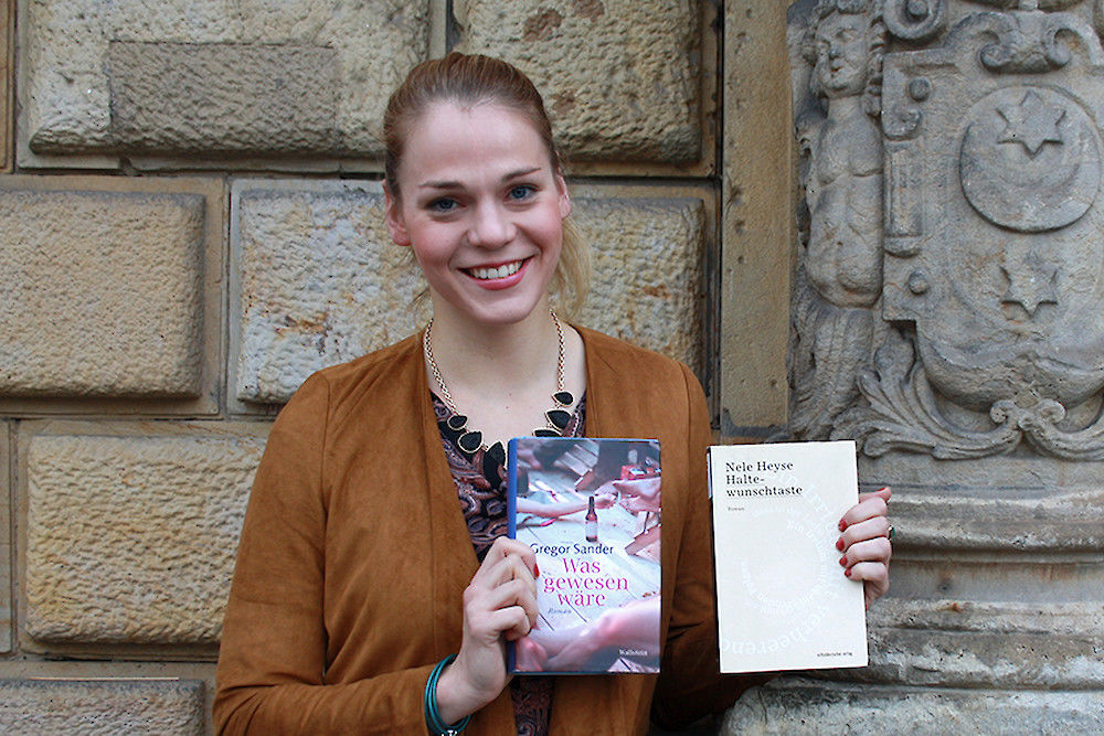 Die Germanistik-Studentin Susanne Manig mit den Büchern der beiden Autoren, die am 18. Januar im Stadthaus Halle lesen werden.