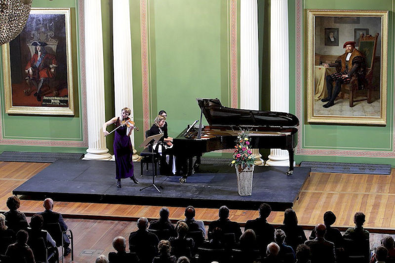In der Uni-Aula begeisterte Antje Weithaas an der Geige, ihre Kammermusik-Partnerin Silke Avenhaus am Klavier.