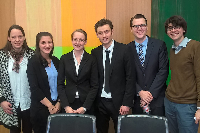 Prof. Dr. Katja Nebe (links) mit den vier Jura-Studenten und Team-Coach René Ogorsolka am Bundesarbeitsgericht.