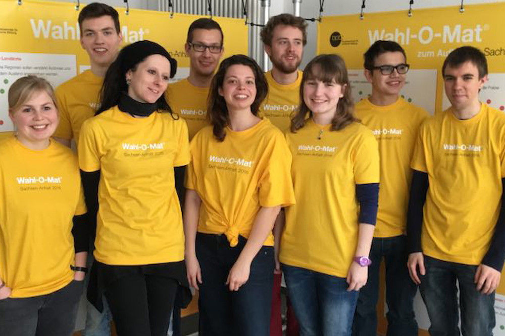 Ein Teil der Redakteure vor der Offline-Varinate des Wahl-O-Maten zum Kleben.