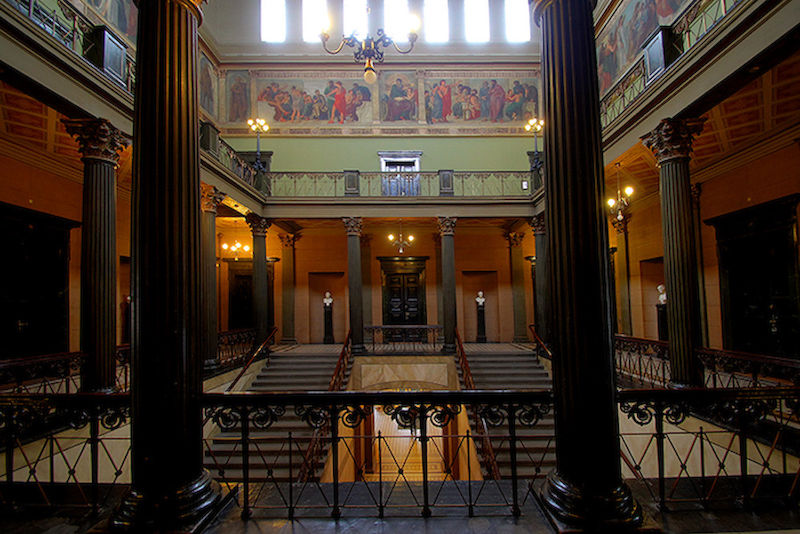 Besucher der Museumsnacht können sich durch das Innere des Löwengebäude führen lassen.