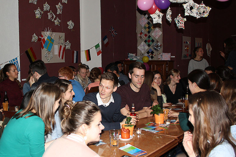 Vollbesetzte Tische beim Länderabend des ESN