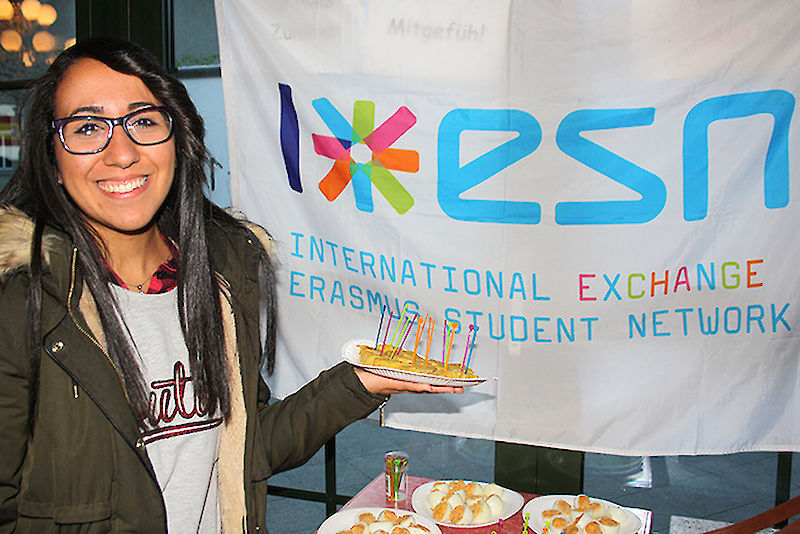 Die Spanierin Tania Herrera hat für den Länderabend Tortillas zubereitet.