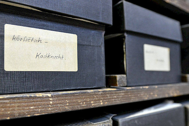 Rund 250.000 Zettel lagern im Karl-Bischoff-Archiv.