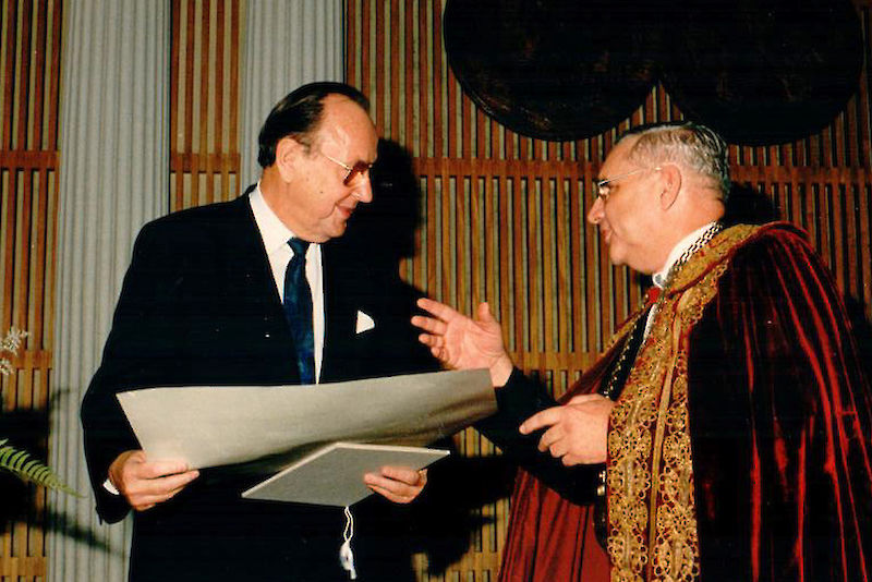 Für sein Engagement für die Universität Halle verlieh Rektor Günther Schilling (rechts im Bild) Hans-Dietrich Genscher 1992 die Ehrensenatorwürde.