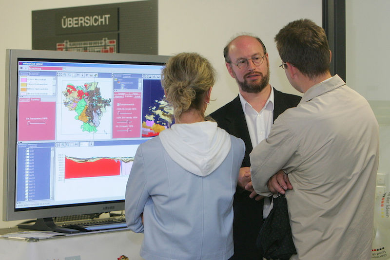 Was finde ich, wenn ich an meinem Wohnort bohre? Dr. Wolfgang Gossel erklärt Besuchern die Geologie von Halle.