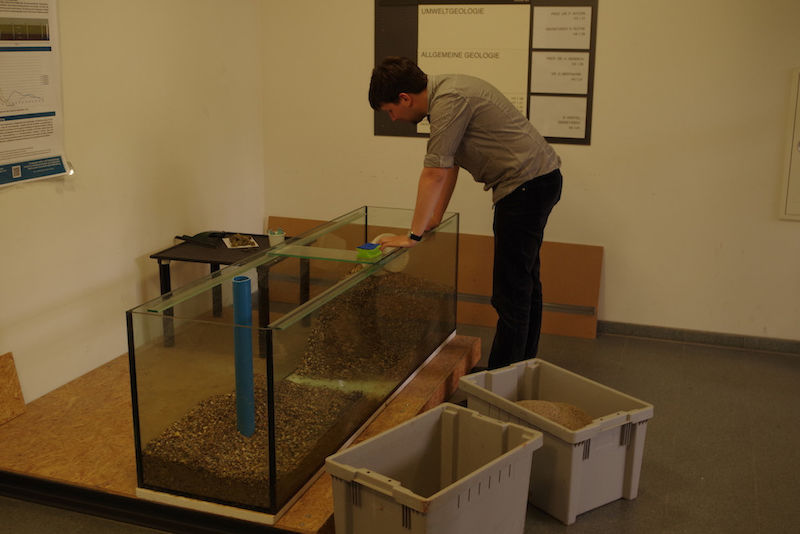 René Zahl schüttet die Bodenschichten des Modells auf.