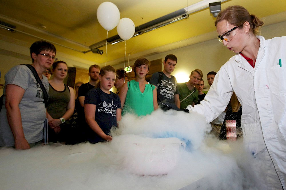Zur 15. Langen Nacht hat es wieder gezischt, geknallt und auch geraucht in den Laboren der Uni Halle.