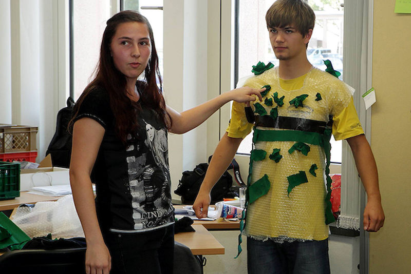 Regenjacke mal anders: Gemeinsam entwickelten die Schüler neue Kleidung
