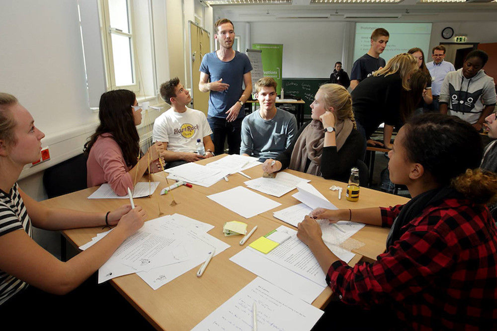 Brainstorming am Weinberg-Campus: Jonas Kühl (Mitte) beim Workshop mit den Schülern