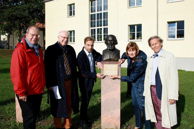 Peter Wycisk, Wulf Diepenbrock, Michael Ruprecht, Heike Braunsdorff und Ralf-Torsten Speler (v.l.n.r.) beim Anbringen der Info-Tafel von Julius Kühn.