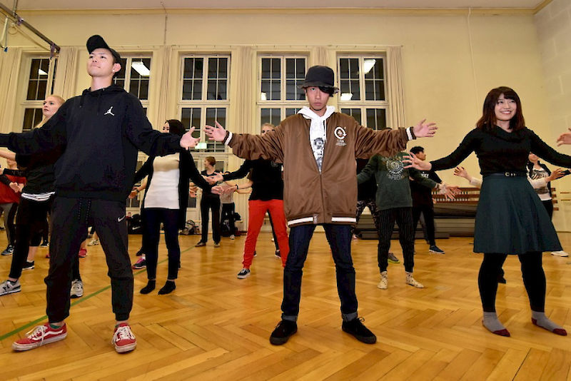 Studierende von der Universität Fukushima beim Hip-Hop-Kurs des halleschen Universitätssportzentrums.