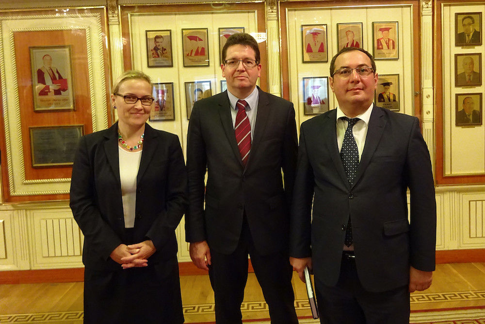 Manja Hussner, Christian Tietje und Prorektor Elchin A. Khalafov von der Staatlichen Universität in Baku.