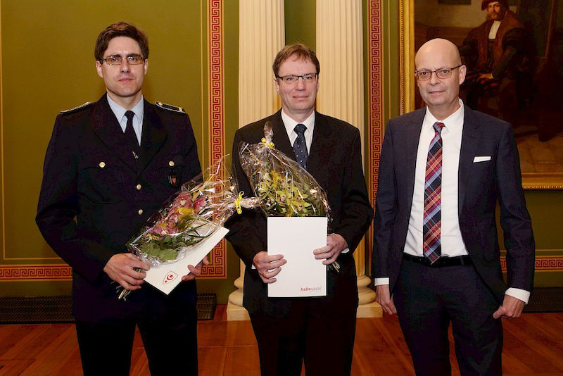 Von links: Die beiden Preisträger Robertz Pulz und Stefan Sackmann mit Oberbürgermeister Bernd Wiegand