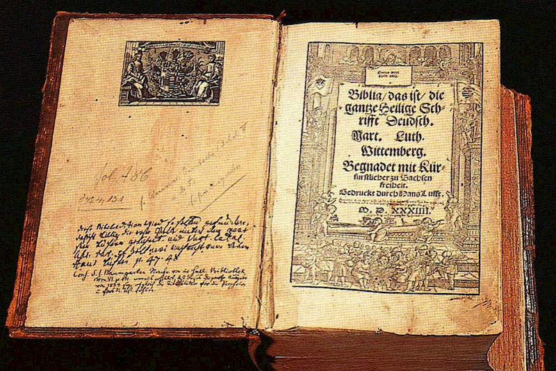Die erste vollständige Bibelübersetzung von Martin Luther wurde 1534 gedruckt.
