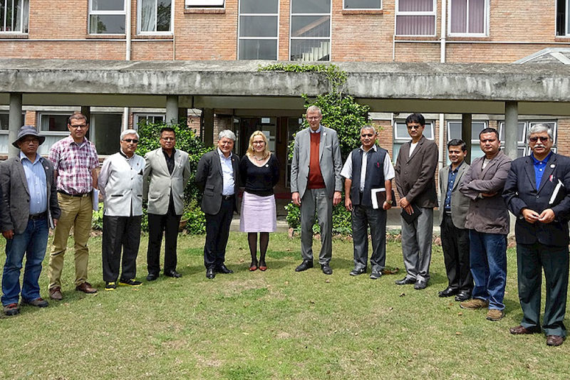 Manja Hussner mit Vertretern der Kathmandu University und dem deutschen Botschafter in Nepal, Matthias Meyer.