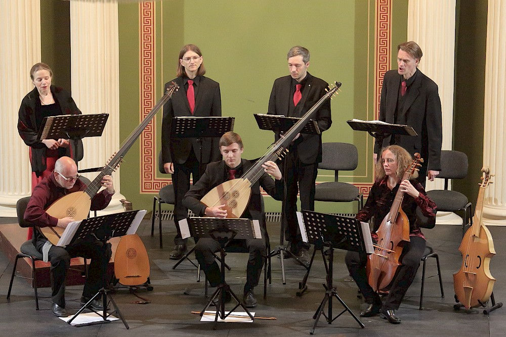 Mit historischen Instrumenten gastierte die Wittenberger Hofkapelle in der Aula.