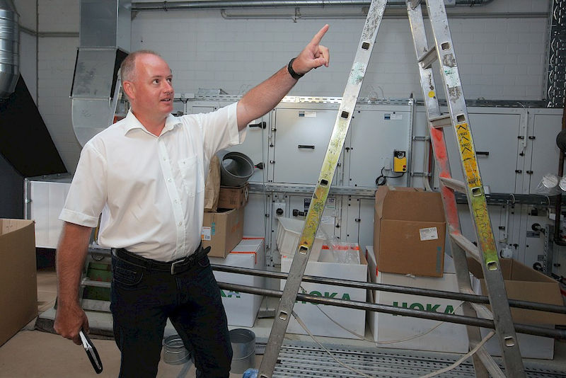 Frank Sauerländer führt durch die Räume des neuen Proteinzentrums.
