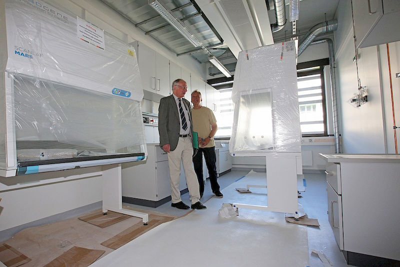 Rektor Udo Sträter (links) lässt sich eins der neuen Labore erklären.