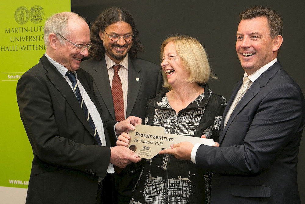 Sie hatten sichtlich Spaß bei der Schlüsselübergabe (von links): Rektor Udo Sträter, Milton Stubbs, Bundesministerin Johanna Wanka und Finanzminister André Schröder