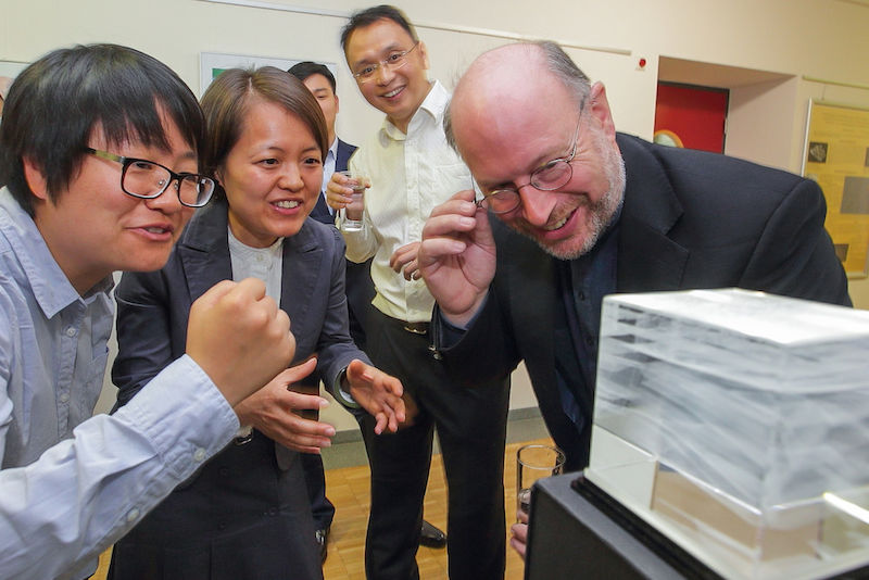 Der Geologe Wolfgang Goßel (rechts) zeigt den Besuchern eines der 3D-Glasmodelle.