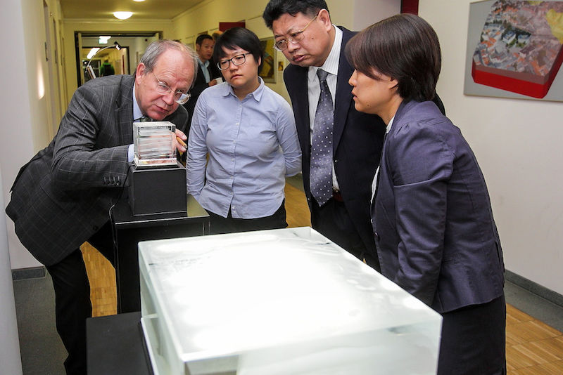 In der Pause besichtigte die Delegation auch die 3D-Glasmodelle.