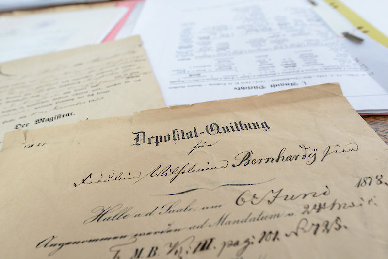 Zahlreiche Originaldokumente wie Quittungen, Briefe und Urkunden aus dem Nachlass Bernhardys geben einen Einblick in sein Leben.
