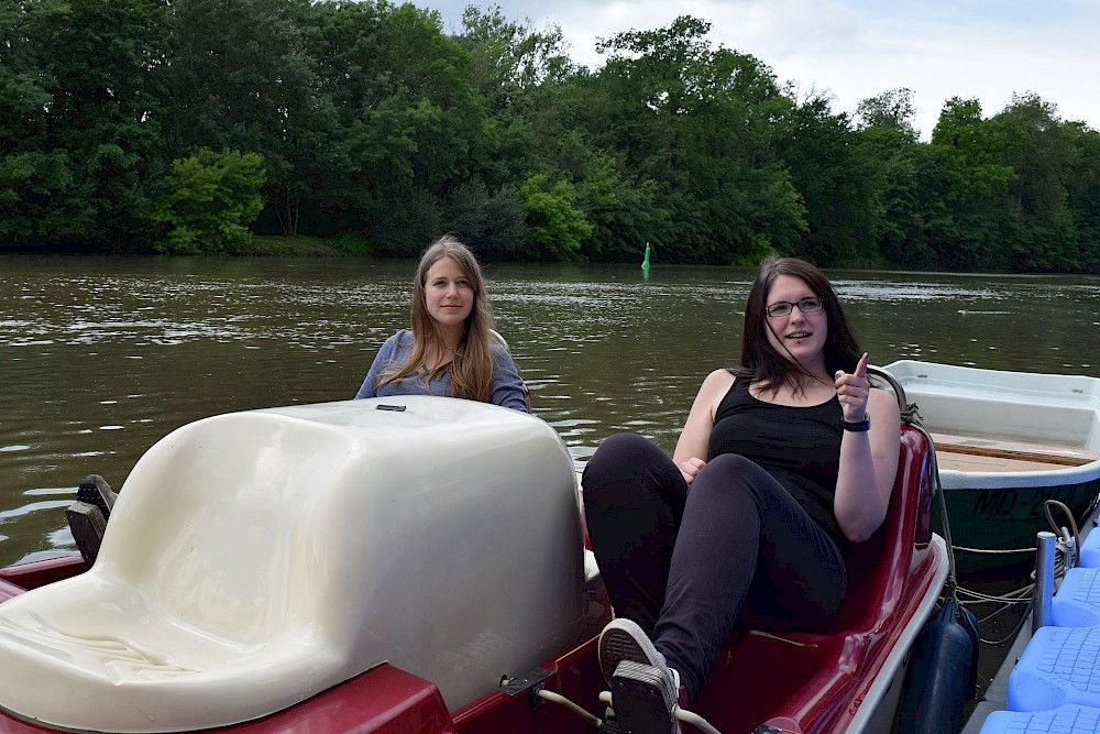 Die Studentinnen Marissa Reiß (links) und Daniela Schulz (rechts) wollen auf den Tourismus in Halle rund ums Wasser aufmerksam machen.