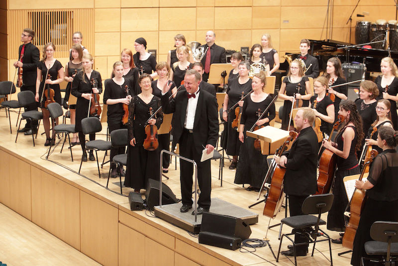 Das Akademische Orchester der Universität spielte sowohl mit dem Medizinischen Orchester als auch mit dem Universitätschor auf.