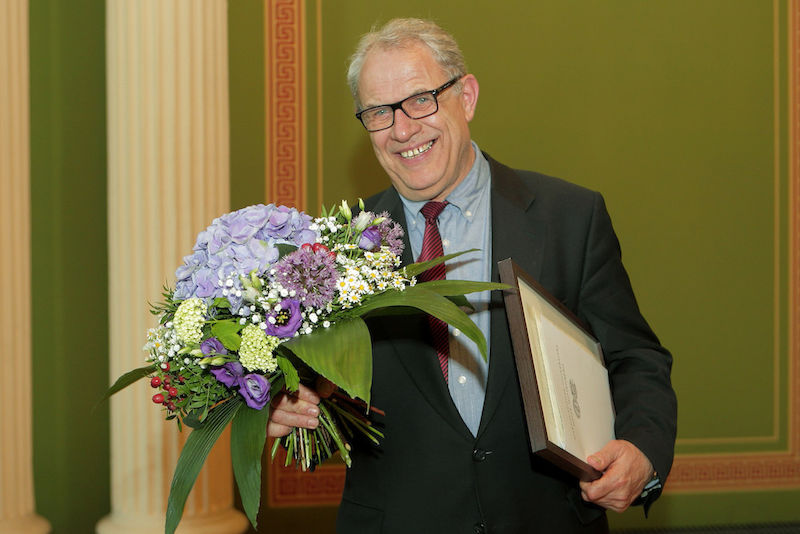 Seit acht Jahren engagiert sich Richter Josef Molkenbur im Juristischen Bereich der Uni Halle. Für seinen Einsatz wurde ihm jetzt die Ehrendoktorwürde verliehen.