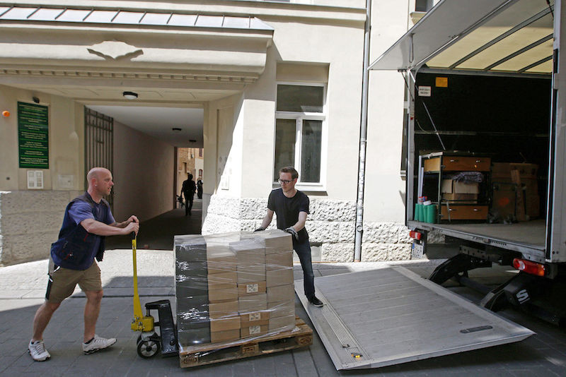 Der Umzug des Universitätsarchivs von der Pfännerhöhe in die Dachritzstraße erfordert viel Planung und Manneskraft.