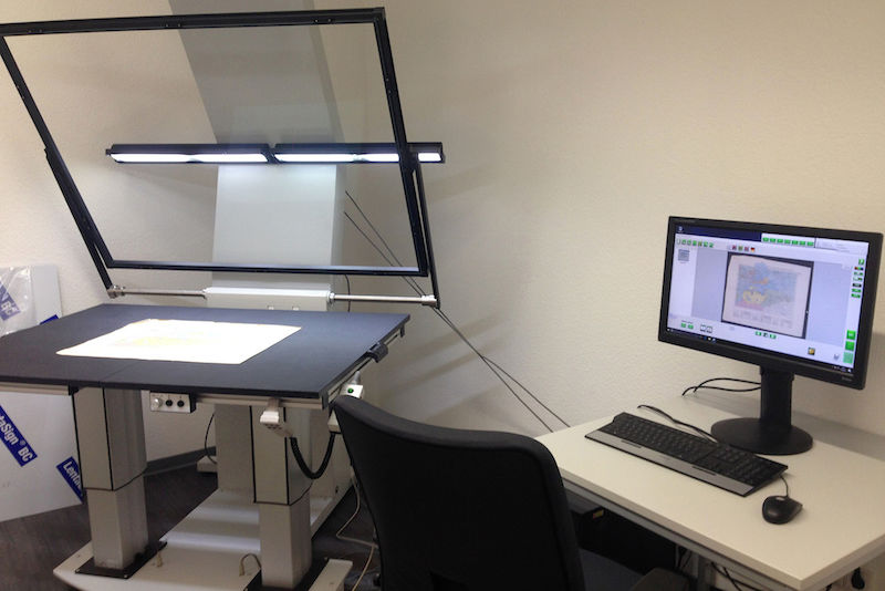 Mit dem Aufsicht-Scanner können Karten vor Ort digitalisiert werden.