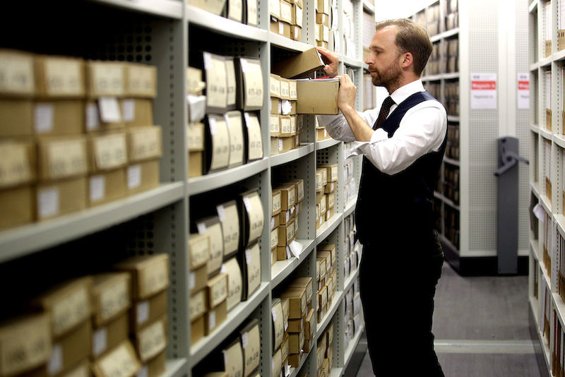 Dr. Michael Ruprecht begutachtet einen der etwa 120.000 Kartons, die jetzt im neuen Universitätsarchiv in der Dachritzstraße lagern.