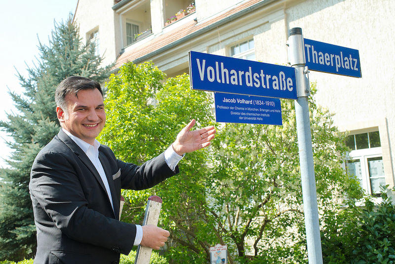 Als Vertreter seines Instituts brachte Hinderberger das Schild an der Ecke Volhardstraße/Thaerplatz an.