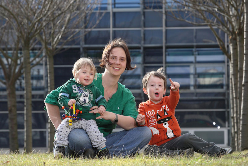 Constanze Pinske mit ihrer Tochter Tilda und ihrem Sohn Nils
