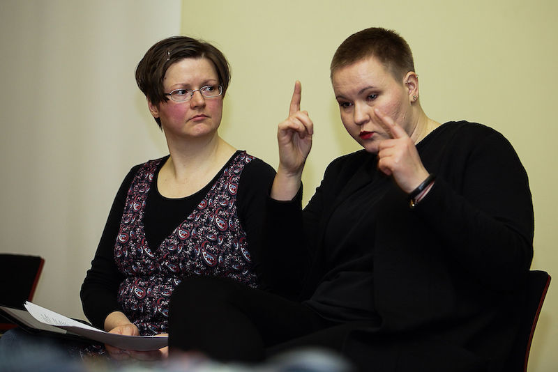 Zwei Dolmetscherinnen übersetzten das gesprochene Wort in Gebärdensprache.