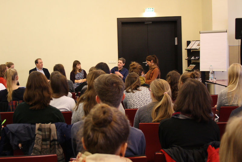 Kai Lorenz, Felicitas Hoppe und die Studierenden im Gespräch.