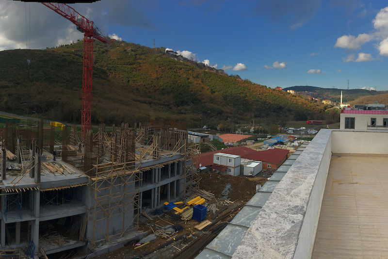 Die Türkisch-Deutsche-Universität wächst: Während die ersten Universitätsgebäude (im Hintergrund) bereits genutzt werden, wird an vielen Lehrgebäuden noch gebaut.