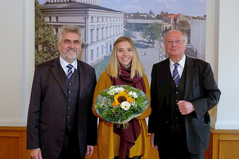 Sie ist die 700. neue Lehramtsstudentin: Johanna Kippe wird von Wissenschaftsminister Armin Willingmann (links) und Rektor Udo Sträter begrüßt.