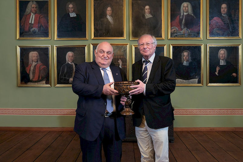 Rector Aram Simonyan (left) presents Rector Udo Sträter with a traditional Armenian wooden vase during his visit in June.